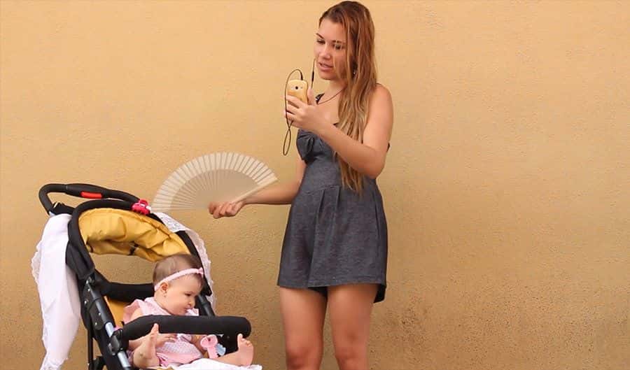 Wifi en Cuba es un asunto de familias. Madre con niña conectada a internet. Foto: Alejandro Ulloa