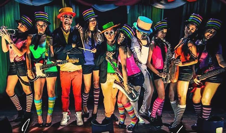 Las extravagantes vestimentas y sombreros se han convertido en un sello de la banda Qva Libre.