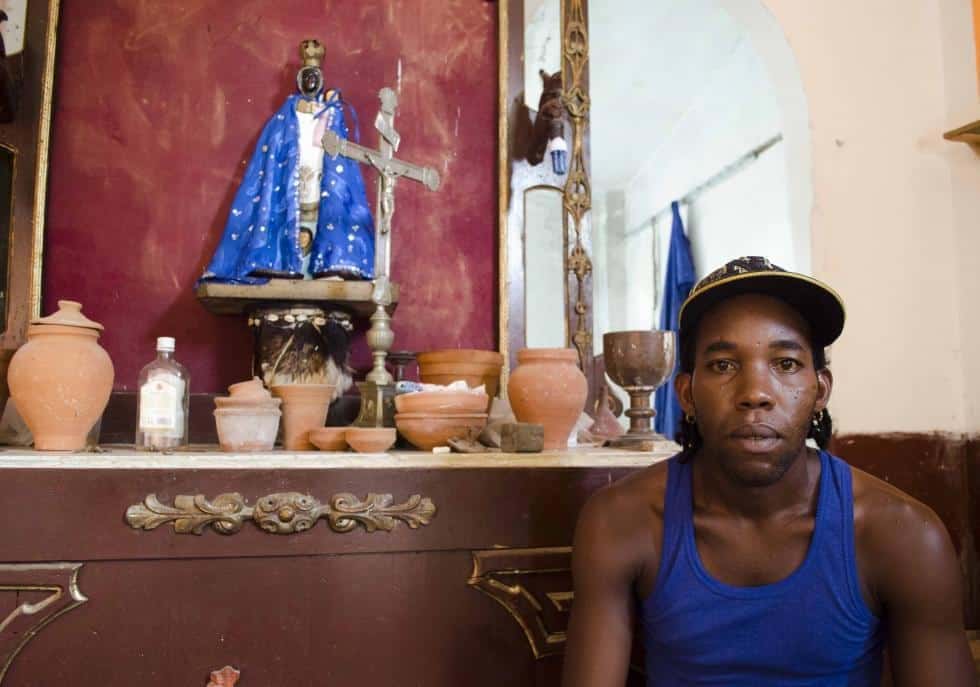 Yenier Estevez Chirino lleva nueve años como abakua. Foto: Claudio Peláez Sordo