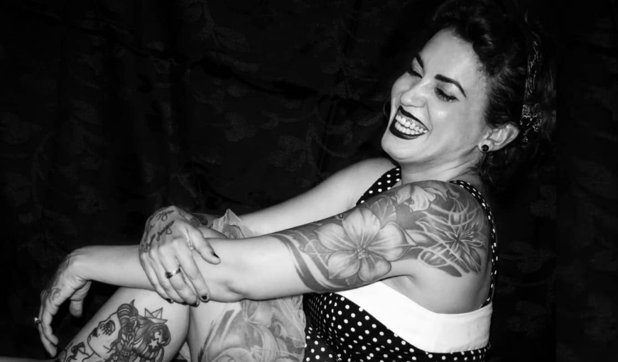 Mujer tatuada, risa, blanco y negro, flores. Yenisley Castellanos. Foto: Cortesía de la entrevistada.