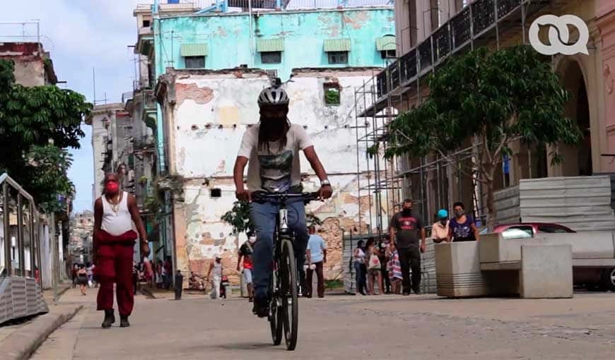 Ante la escasez de combustible y las restricciones para el transporte público en medio de la pandemia de COVID-19 en Cuba, el uso de bicicletas se ha expandido. El sector privado comienza a usarlas para enviar a domicilio sus productos. Foto: elTOQUE.