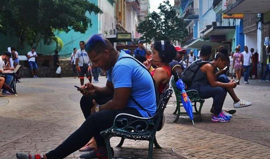 Más de 5 millones de cubanos están conectados a la red celular de ETECSA. Foto: Claudia Aguilera de Celis