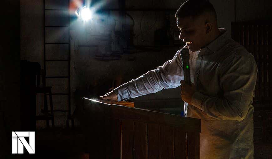 Adrián Pose, el pastor cubano que «cura» la homosexualidad y recarga los celulares