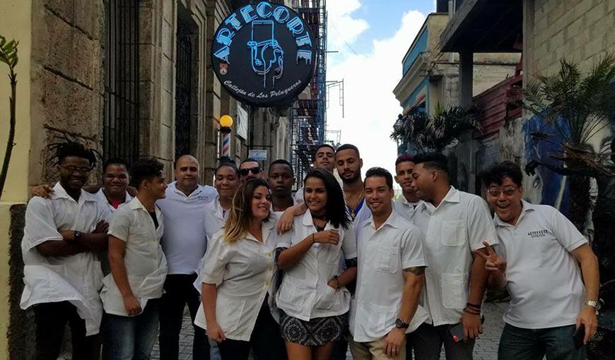 Jóvenes graduados del curso de peluquería de la escuela comunitaria de ArteCorte. Foto: Tomada de la página de Facebook del proyecto