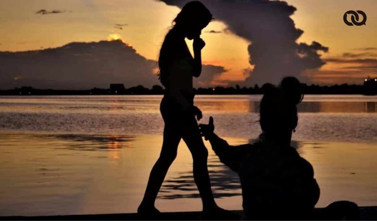 Una madre lleva de la mano a su hija por el malecón de Cienfuegos. Foto: Raúl Medina Orama/Archivo.