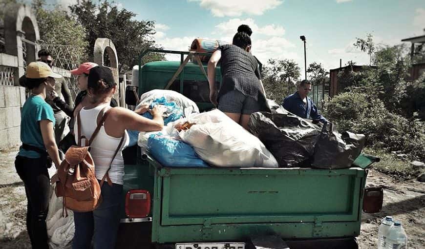 Cubanos que viven en Miami, llegan a las zonas afectadas con bultos de ayuda para damnificados por el tornado. Foto: Tomada del perfil en Facebook de la actriz Alegnis Castillo, quien también estuvo en el grupo de voluntarios que llegaron a la Isla con ese propósito.  