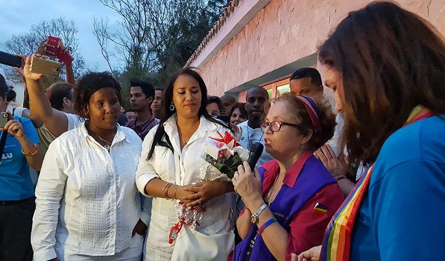 Raquel Suárez, pastora de la Iglesia Bautista Ebenezer de Marianao, bendice a una pareja del mismo género, durante las Bendiciones del Amor en La Habana, celebradas como parte de la Jornada contra la Homofobia en 2018. Foto: tomada de la página de Facebook del CENESEX