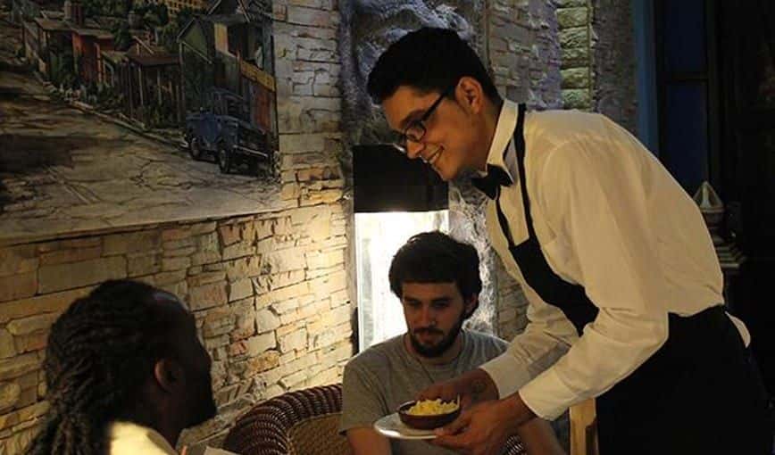 Un joven que actúa por cuenta propia