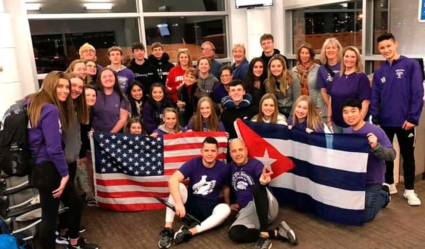 El profesor cubanoamericano Carlos Lazo junto a sus estudiantes de Seattle, a quienes enseña español a través de la cultura cubana. Foto: Tomada de su perfil de Facebook. 