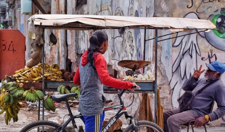 La licencia de carretillero (vendedor ambulante de viandas, frutas y vegetales) fue una de las que dejó de otorgarse a partir del anuncio del "perfeccionamiento" del trabajo por cuenta propia en agosto de 2017. Foto: Amy Magaña.