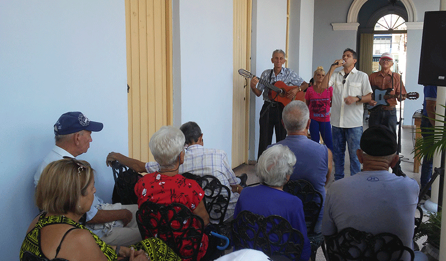 La Casa de la Décima Celestino García, en la cabecera provincial de Pinar del Río, cada sábado, desde hace 11 años, realiza actividades vinculadas al punto cubano, la improvisación, la música campesina, la buena literatura y otras artes. En la foto —cortesía de los entrevistados—, sus integrantes ofrecen tertulia en el Museo provincial de Historia.