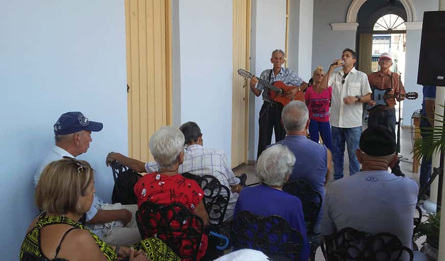 La Casa de la Décima Celestino García, en la cabecera provincial<br />de Pinar del Río, cada sábado, desde hace 11 años, realiza actividades<br />
vinculadas al punto cubano, la improvisación, la música campesina, la<br />
buena literatura y otras artes. En la foto —cortesía de los<br />
entrevistados—, sus integrantes ofrecen tertulia en el Museo<br />
provincial de Historia.