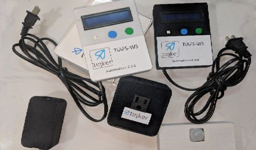 Los tres prototipos en los que trabaja el equipo: el sistema de llenado automático de tanques, el smartplus y el autoluz irradian una red wifi que permite su control sin necesidad de conectarse a Internet. Foto: Cortesía de Tinker Automation