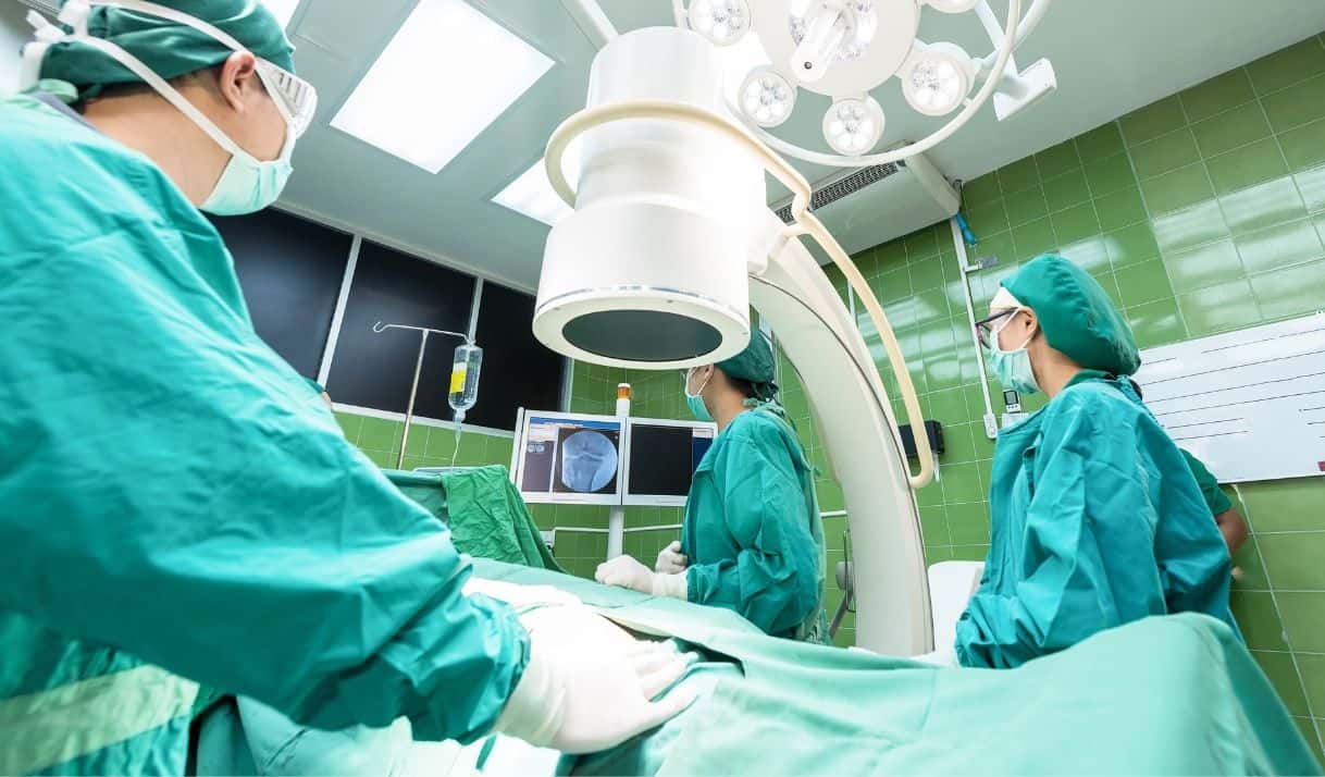 Médicos en salón de operaciones. Foto: pixabay/imagen de referencia.
