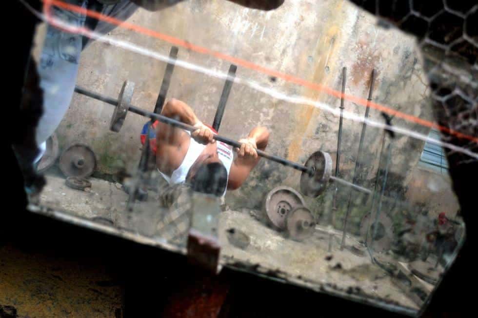 Carlos Alberto Pérez. Joven cubano haciendo deporte con unas improvisadas pesas