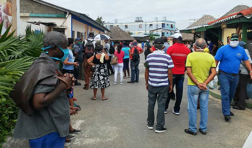 En el Mercado de La Línea, en Pinar del Río, el afán de capturar<br />suministros es más fuerte que las reiteradas indicaciones de<br />
distanciamiento. Foto: Jesús Arencibia. 
