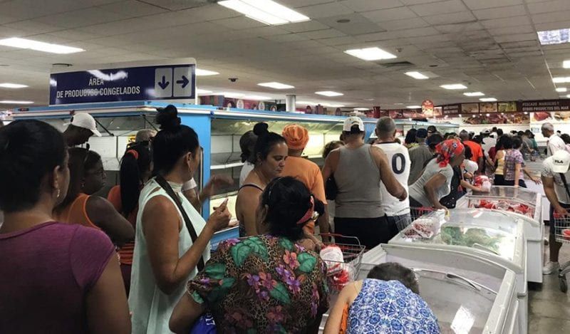 Cola para comprar pollo en el Mercado de 3ra y 70, Playa, La Habana. Foto: Mónica Baró Sánchez