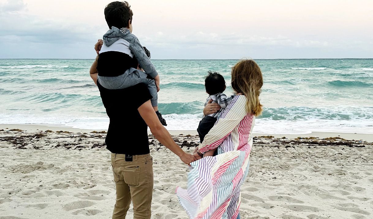 pareja con hijos en la playa