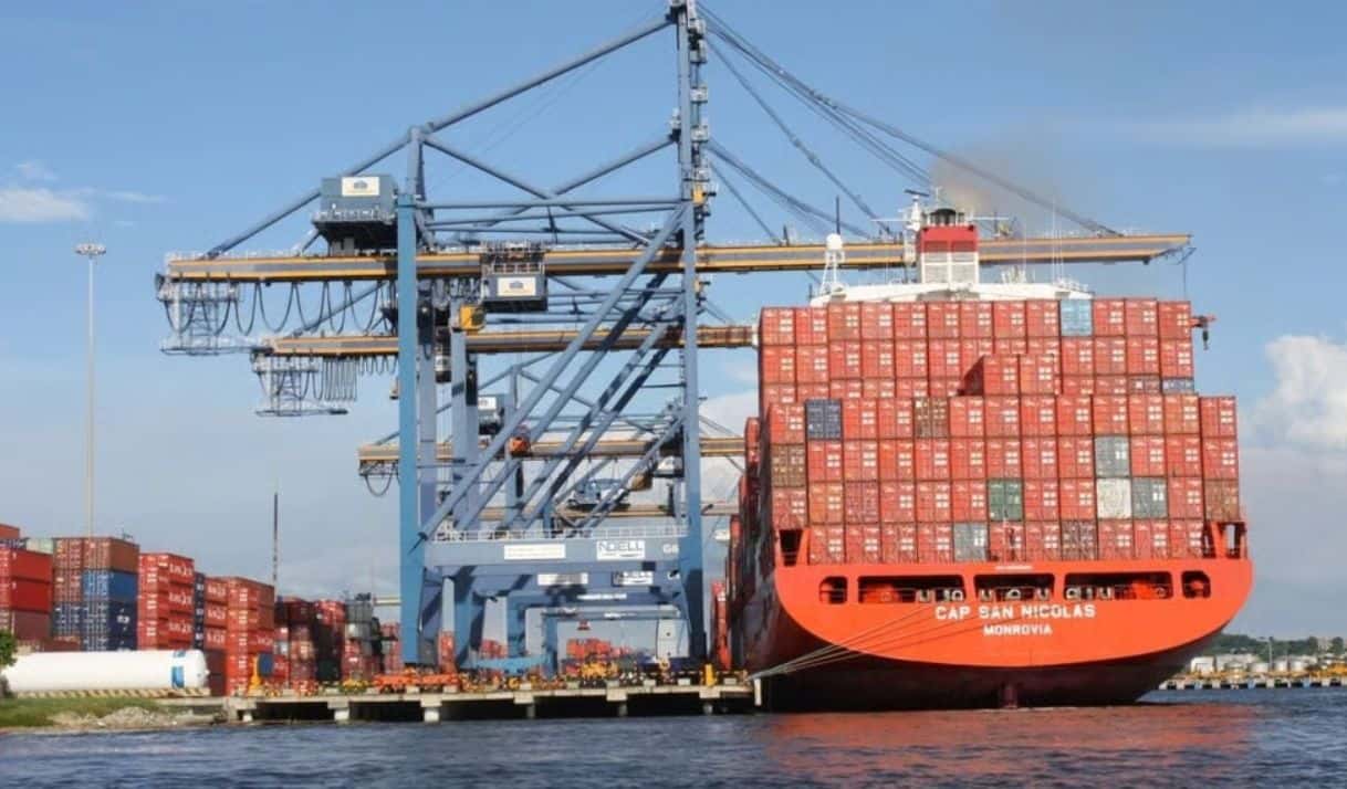 Díaz-Canel afirmó que se debe «autorizar la importación y exportación directa para empresas estatales y no estatales». Foto: Granma/archivo. 
