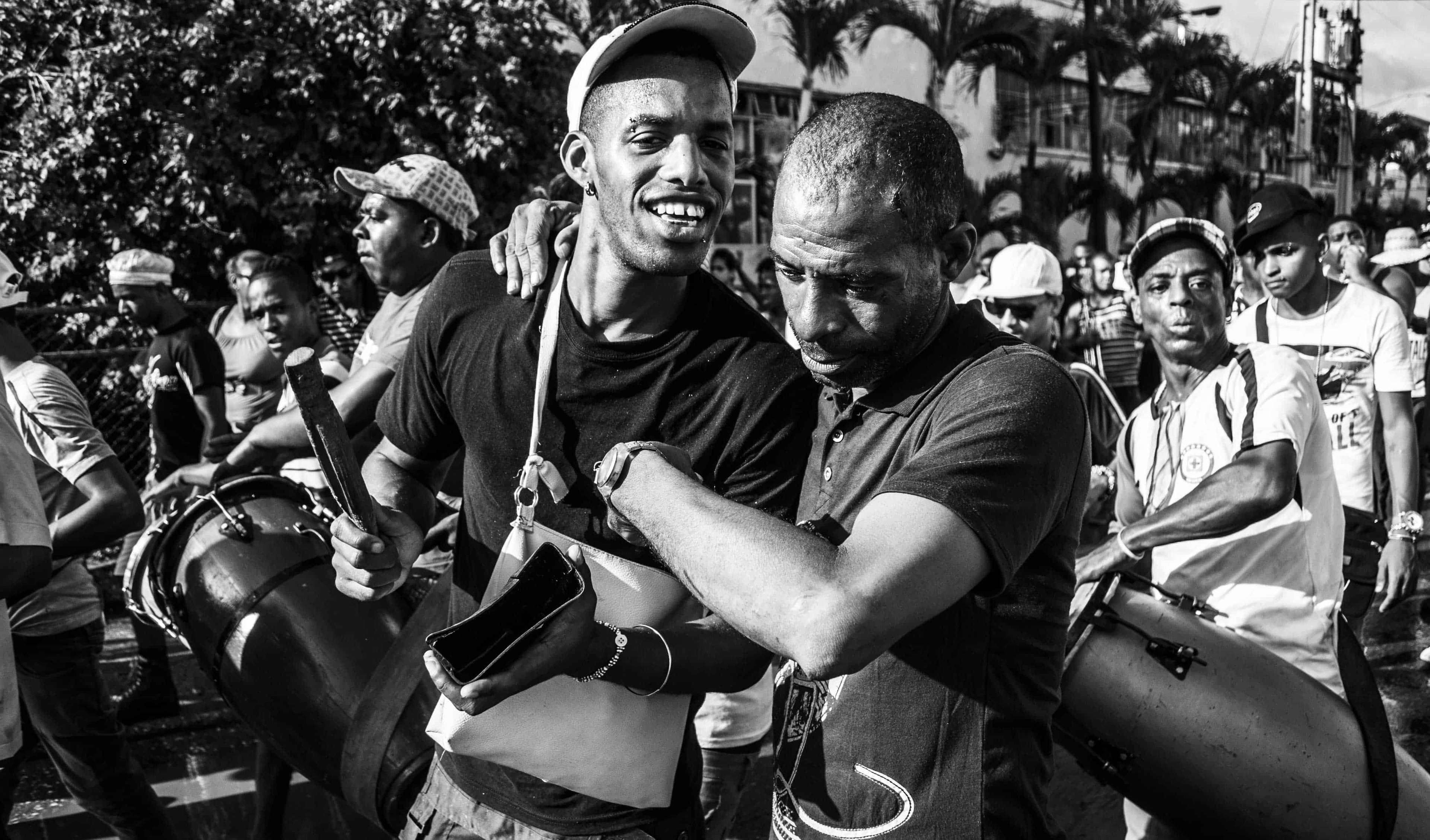 Las congas que animan el béisbol en Cuba se caracterizan por la algarabía y el entusiasmo al arrollar por calles aledañas a los estadios. Foto: Javier Arrizurieta.