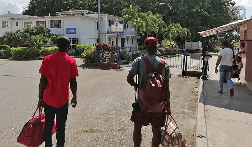 Algunos estudiantes congoleños deciden convertirse en comerciantes del mercado negro en Cuba para sostener su economía mientras estudian Medicina en Cuba. Foto: Darcy Borrero