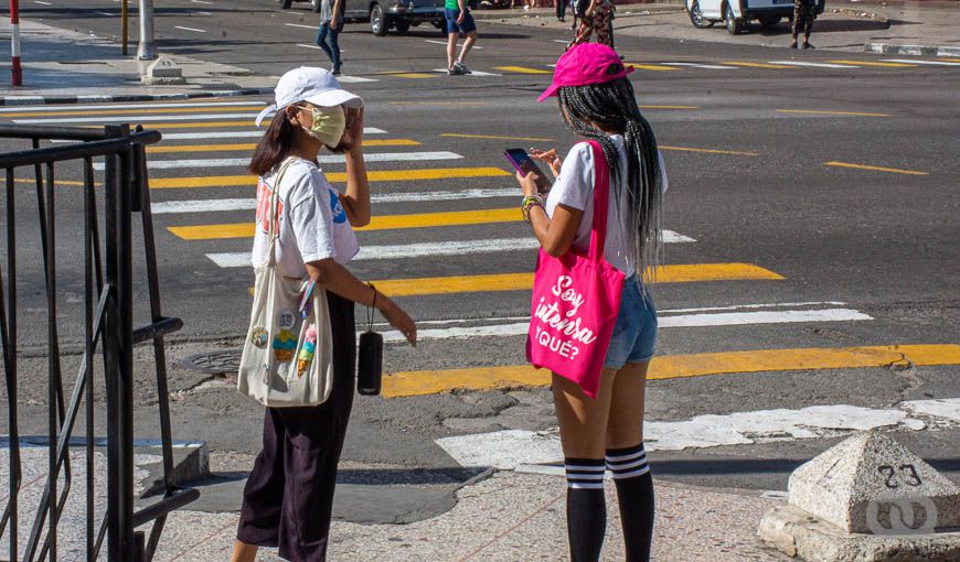 Ante la amenaza del COVID-19, las personas usan nasobucos en La Habana. Foto: Sadiel Mederos (elTOQUE Cuba).