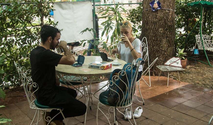 A Cuba Libro las personas llegan buscando una sana oferta e inusual tranquilidad que normalmente no tienen los espacios gastronómicos de la capital. Foto: Ismario Rodríguez.