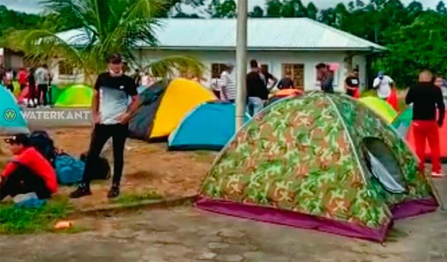 Del 30 de noviembre al 17 de diciembre de 2020 centenares de cubanos permanecieron acampados en las afueras de la estación del ferry Canawaima, en espera para cruzar a Guyana y continuar travesía hacia Estados Unidos. Imagen: Tomada del medio surinamés Waterkant. 