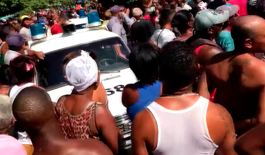 Captura de pantalla de uno de los videos que circularon en redes sociales sobre el enfrentamiento de la población del barrio santiaguero con la brigada policial que impidió el linchamiento al presunto violador de una menor.