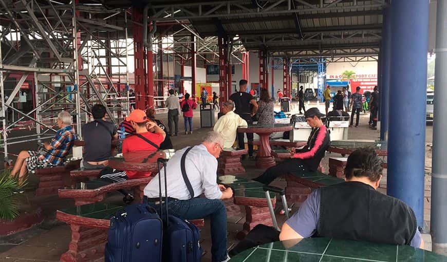 Hasta la tarde del 24 de marzo, cubanos seguían varados en Surinam. Foto: Tomada con autorización del perfil de Twitter de Heidy García. 