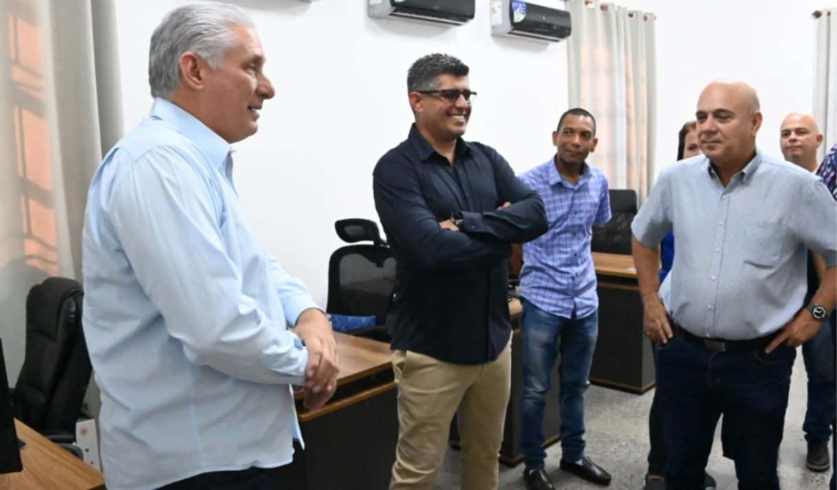 Carlos Miguel Pérez Reyes (centro) junto al gobernante Miguel Díaz-Canel y otros dirigentes del régimen cubano. Foto: Presidencia Cuba