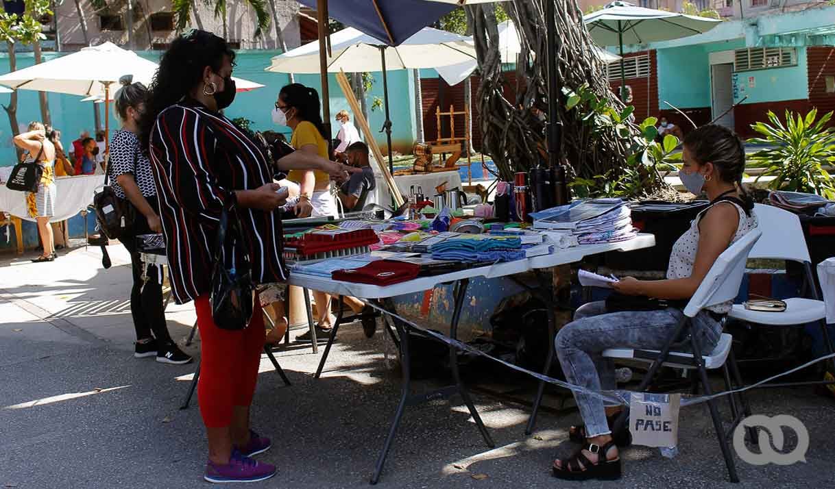 mujeres mesa libros