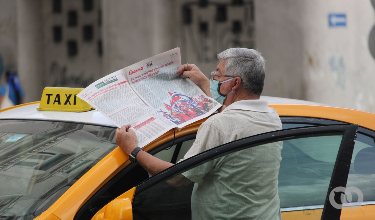 hombre periódico taxi