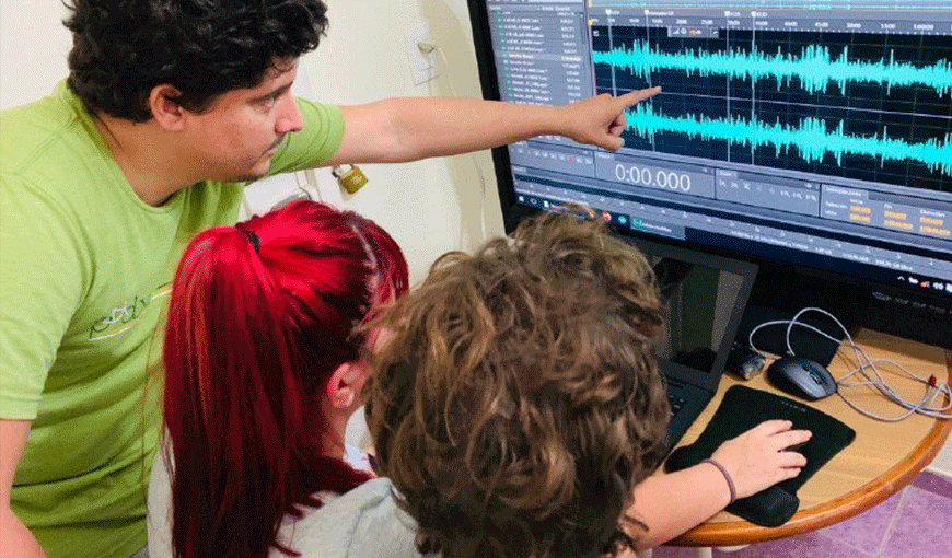 Camilo Condis, Lucía March y Miguel Alejandro Hayes editando el capítulo 10 de El Enjambre.