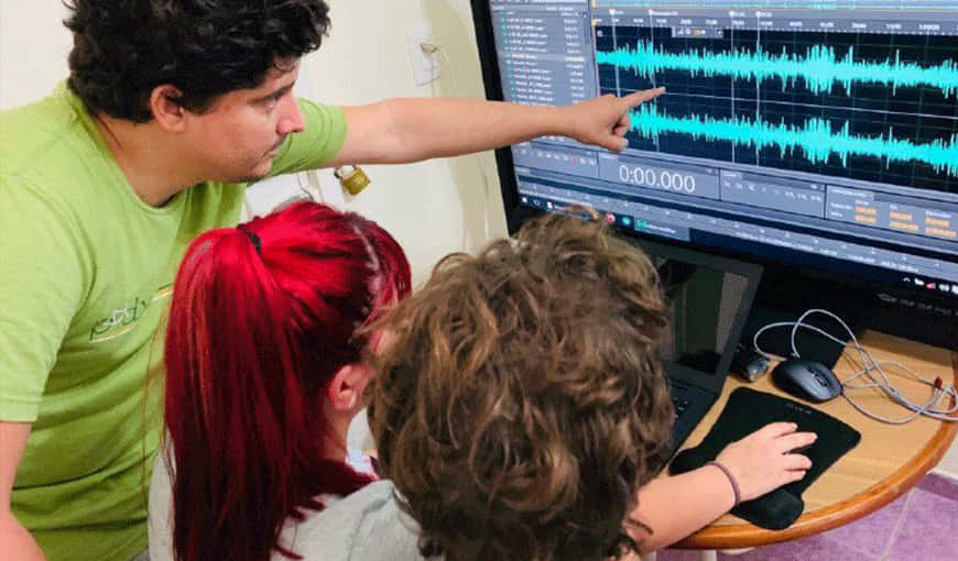 Camilo Condis, Lucía March y Miguel Alejandro Hayes editando el capítulo 10 de El Enjambre. 