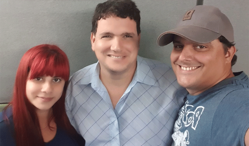 Lucía March, Julio Antonio Fernández y Camilo Condis en la grabación del podcast El Enjambre.
