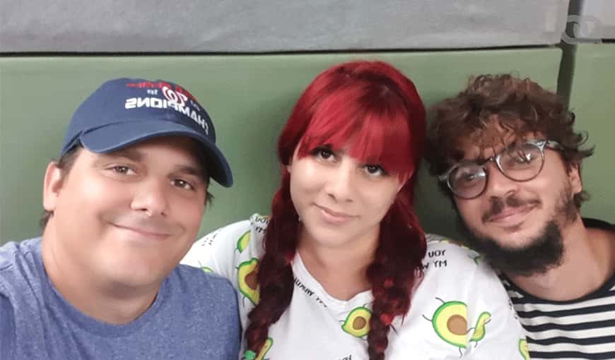 De izquierda a derecha: Camilo Condis, Lucía March y Miguel Alejandro Hayes, los enjambreros. 