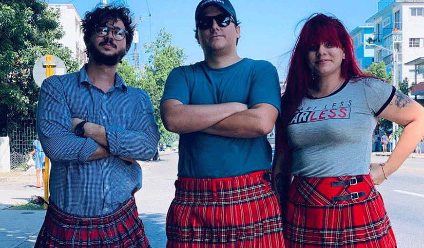 Miguel A. Hayes, Camilo Condis y Lucía March se suman a la Semana de la Cultura Británica en La Habana, luciendo ropa tradicional escocesa.