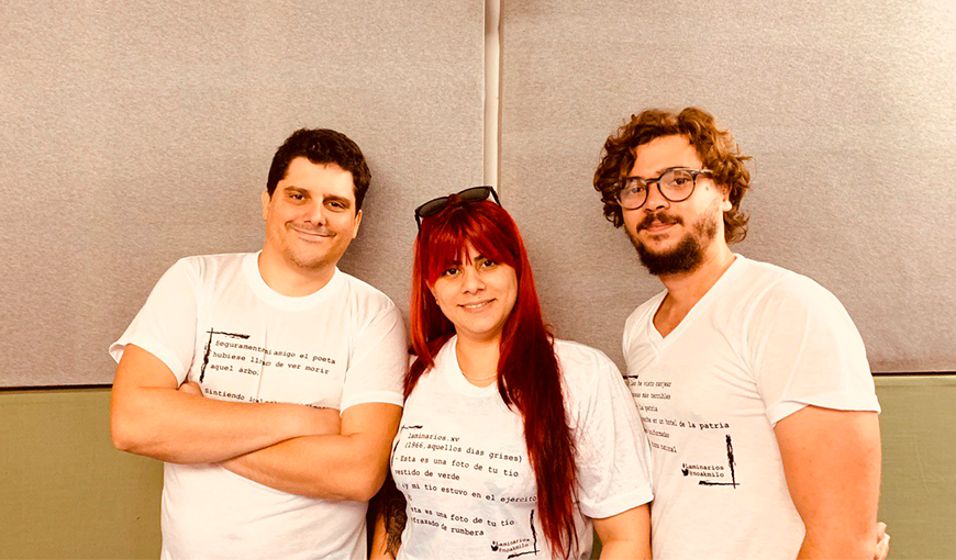 De izquierda a derecha: Camilo Condis, Lucía March y Miguel Alejandro Hayes, conductores del podcast cubano El Enjambre.