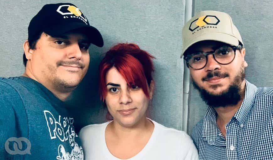 De izquierda a derecha: Camilo Condis, Lucía March y Miguel Alejandro Hayes, los protagonistas de El Enjambre. 