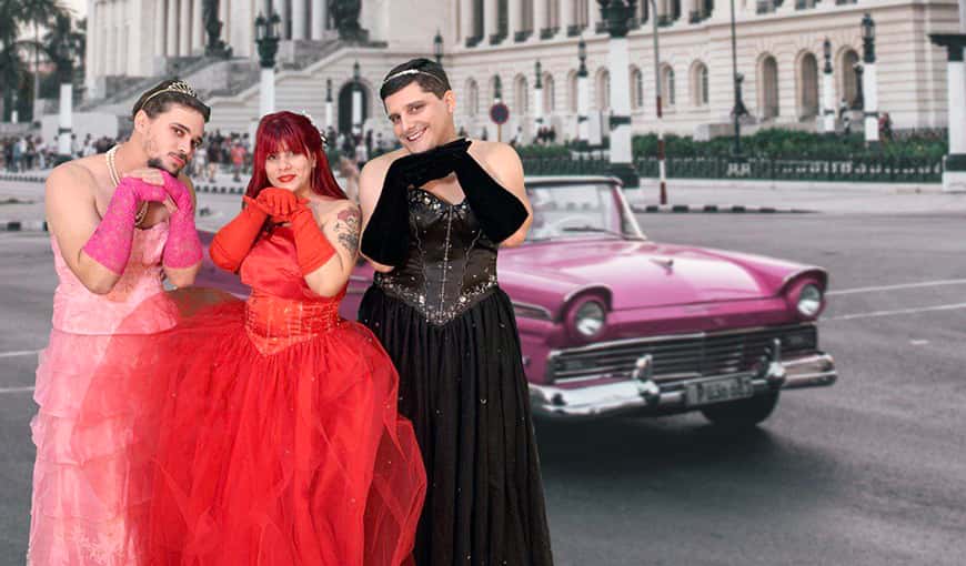 Miguel Alejandro Hayes, Lucía March y Camilo Condis -conductores de El Enjambre- celebran con trajes de quinceañeras el episodio 15 del podcast. 