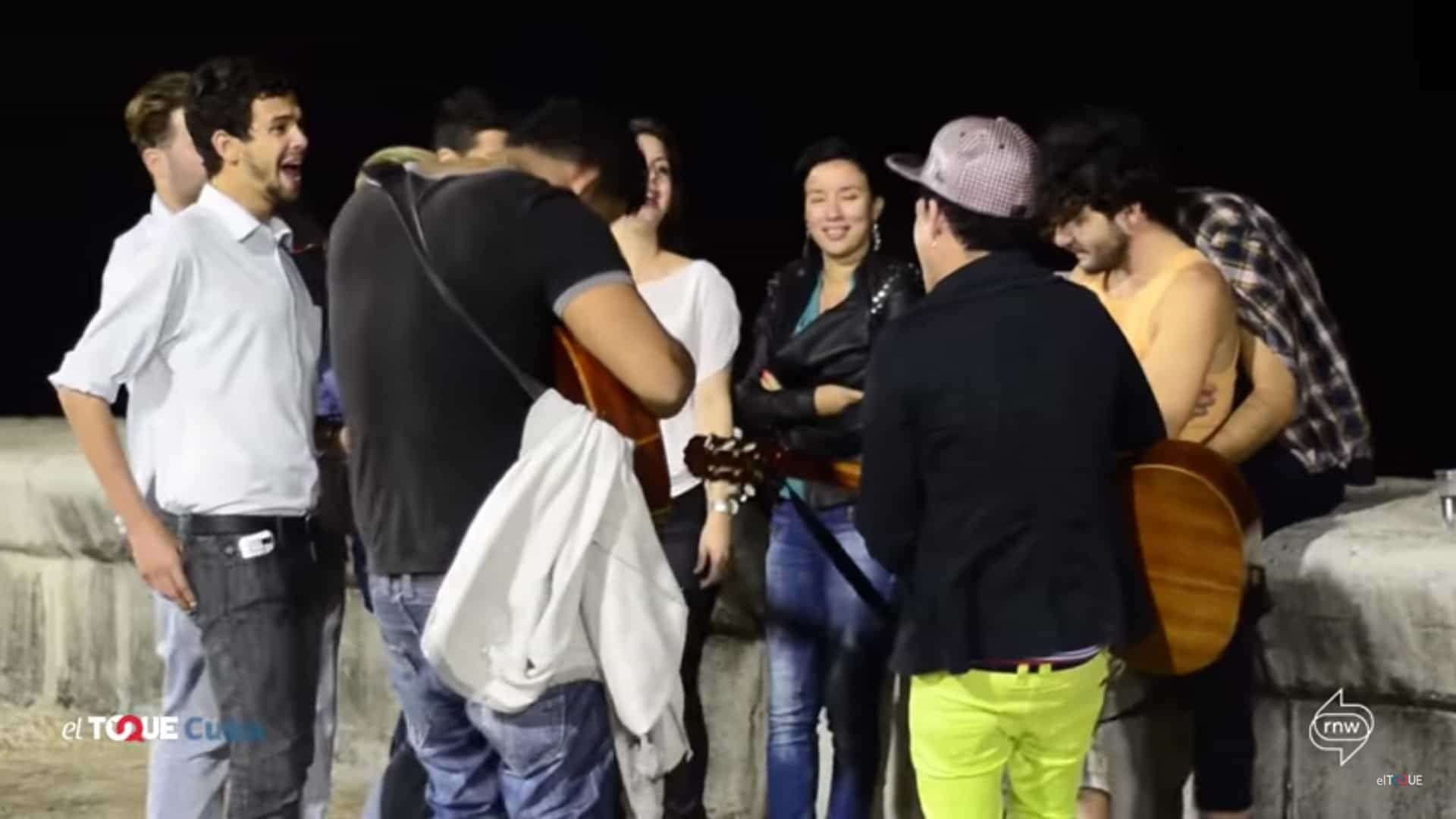 El malecón como escenario para ganarse la vida como músicos, o como le llaman, “hacer sopa”.