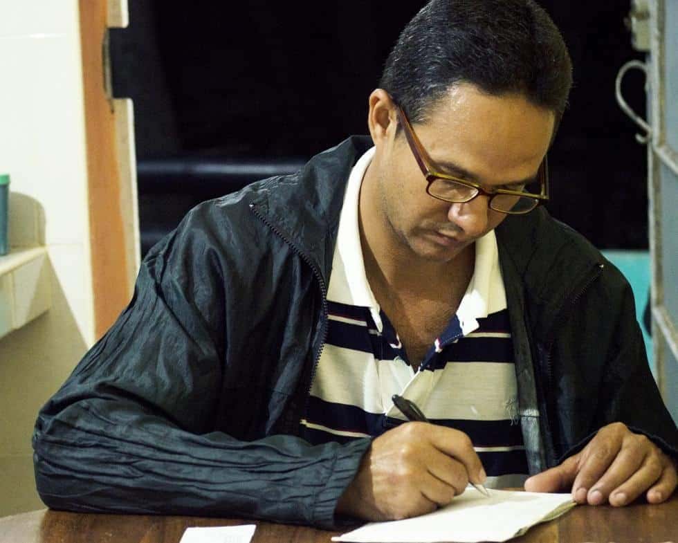 Josué envía cartas al extranjero. Foto de la autora