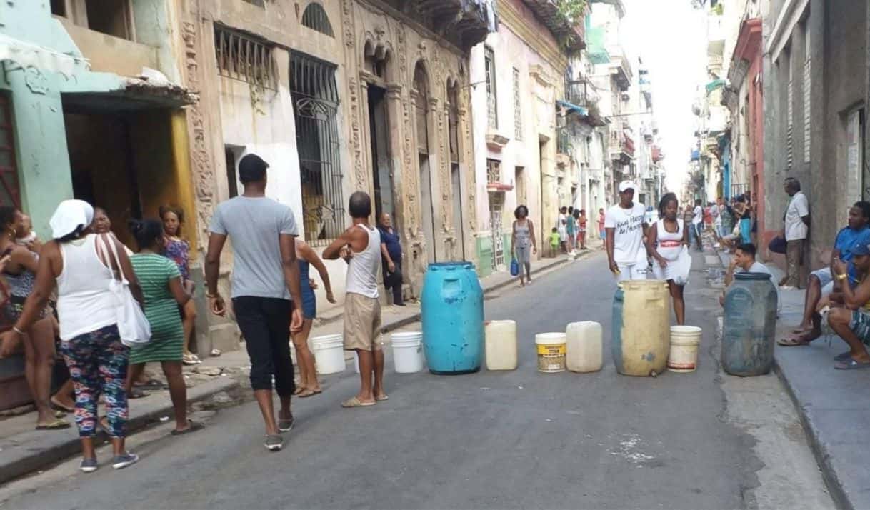 Protesta de vecinos de La Habana Vieja por la escasez de agua. Foto: Facebook / Rossana Oliva/Archivo. 