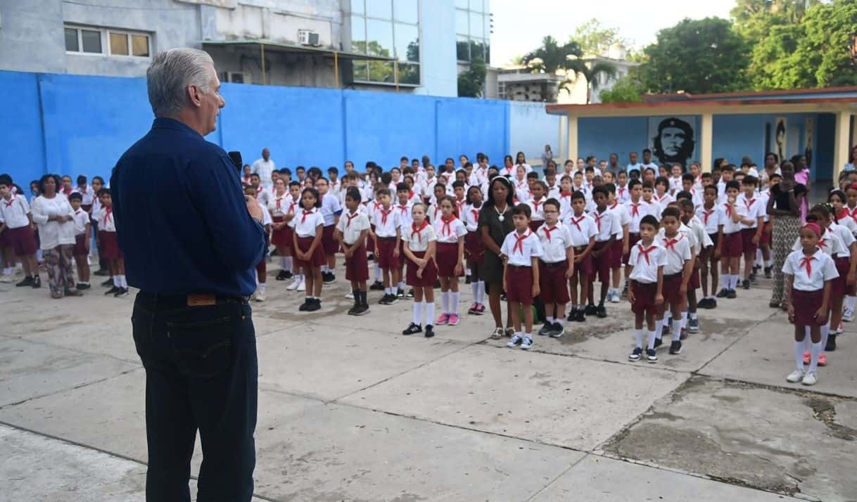Visita del gobernante cubano Miguel Díaz-Canel a la Escuela Primaria Vo Thi Thang en La Habana. Foto: Radio Rebelde/Archivo.