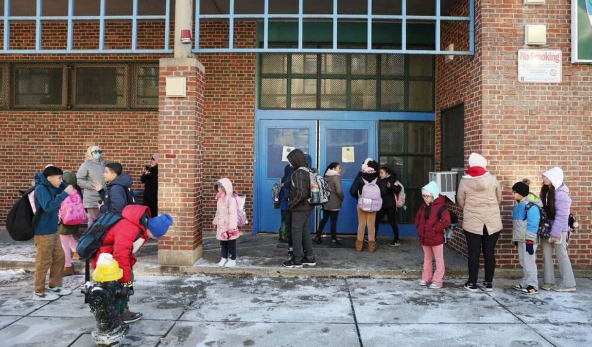 Estudiantes educación básica llegan a la escuela acompañados de sus padres, el 21 de enero de 2025, en Boston, Massachusetts. Michael Dwyer (AP)