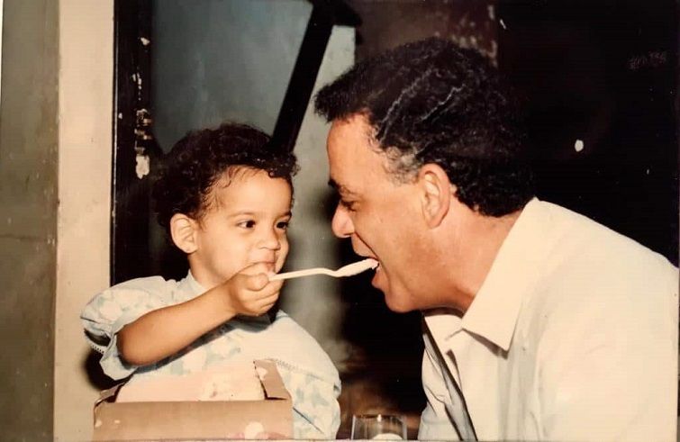 La autora dando de comer a su padre en el año 1991/Foto: Cortesía de la autora