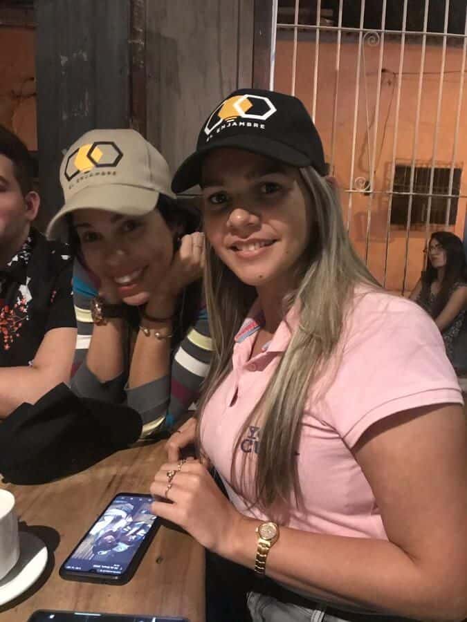 Oyentes de El Enjambre lucen sus gorras con la visualidad de el podcast.