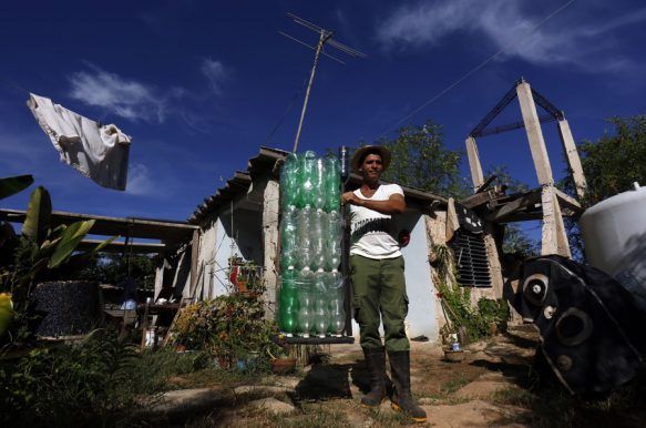 Con el muro de agua, elaborado a partir de pomos plásticos desechables, la finca recolectará para el riego importantes volúmenes de precipitaciones. Foto: Jorge Luis Baños_IPS