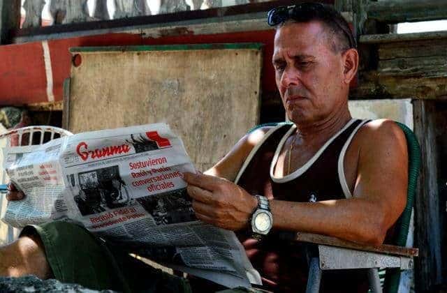 hombre leyendo periodico inmovilismo de la prensa en Cuba